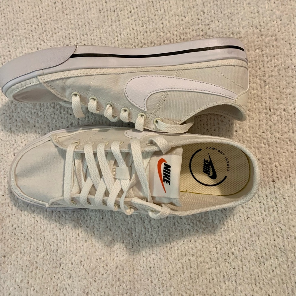 NIKE: Low top canvas sneakers